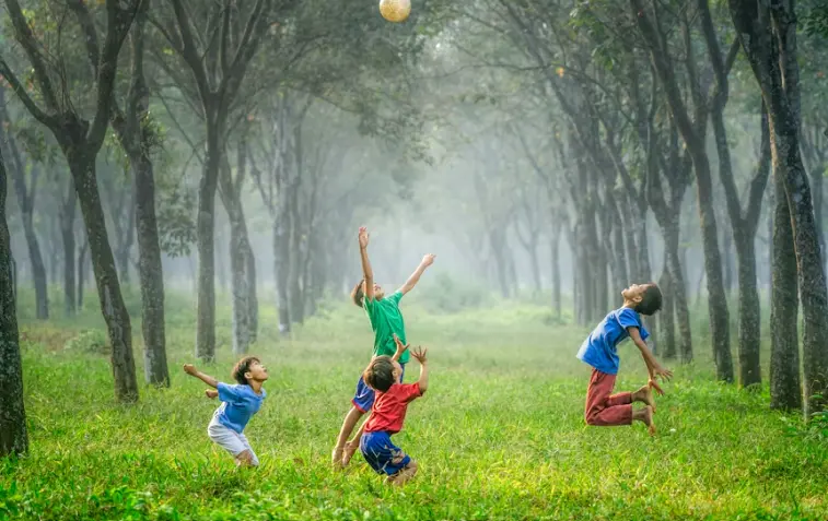 Kindercoaching Radolfzell: Jungen finden beim Fussball im Wald ihren Ausgleich.